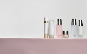 Produkte für die Doppel-Befeuchtung von Cellular Performance und Absolute Silk nebeneinander auf einem mauvefarbenen Tisch